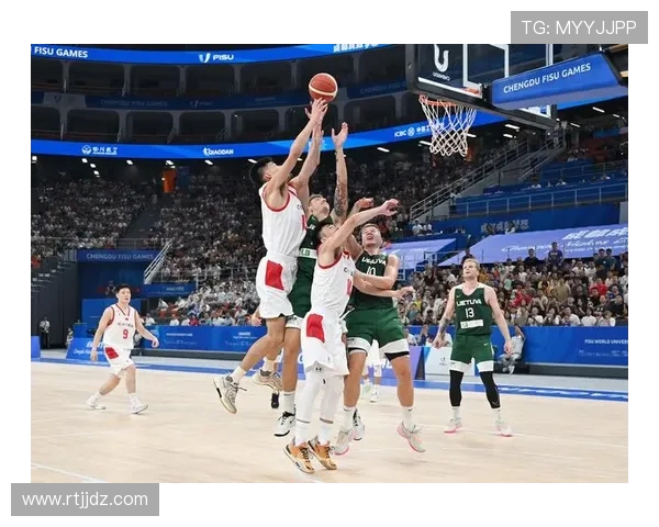 中国男篮迎战立陶宛队力争在国际赛场上展现实力与风采