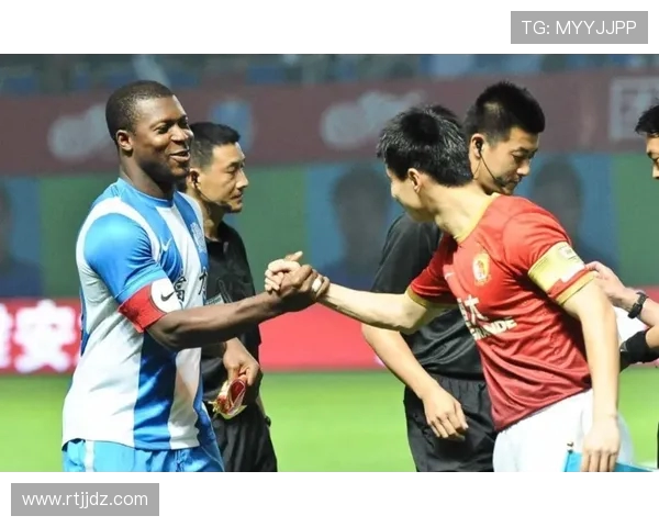 恒大与富力激战在即海报展现两队激情对决的精彩瞬间